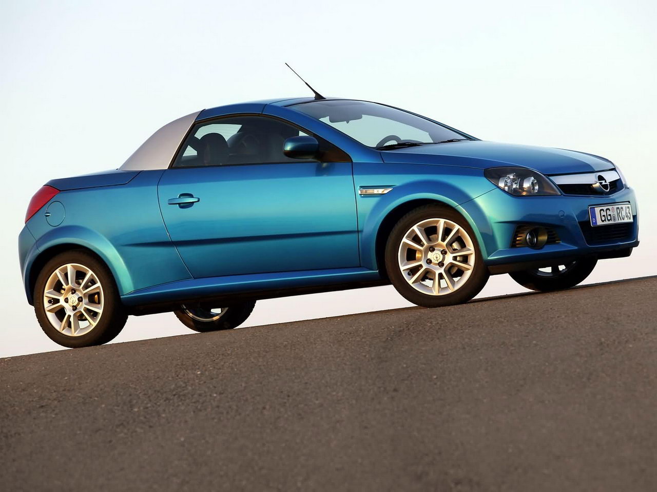 Opel Tigra Twin Top 1.8 2005 002.jpg